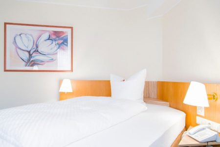 Hotelapartment mit gemütlichem französischem Bett